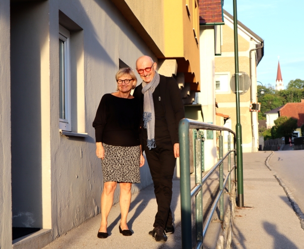 Johann Kleemayr mit Sibylle Gandler am Eingang des „Flößerhauses“ in Thalheim bei Wels. Foto: © Stefan Reiser. https://stefanreiser.com/forum-floesserhaus-neueroeffnung/